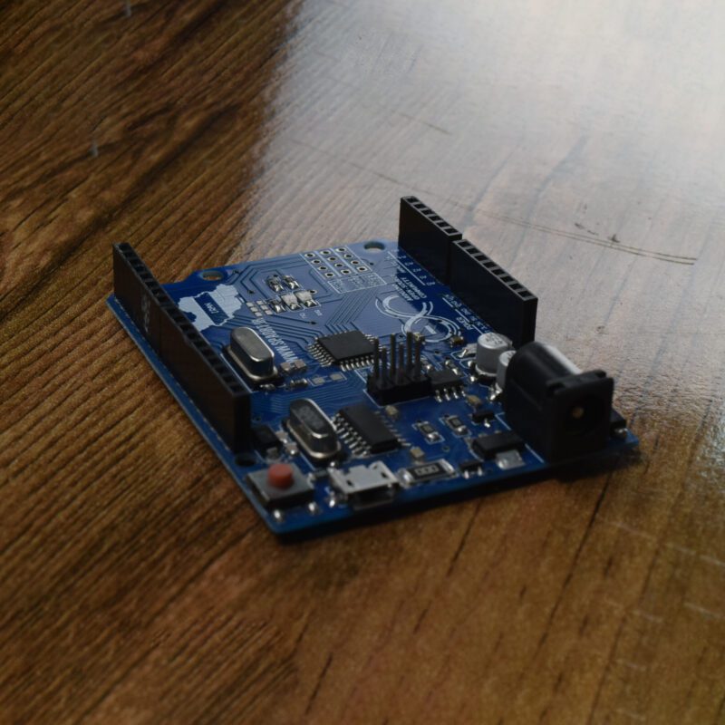 برد Arduino UNO ساخت ایران با پورت Micro USB، استفاده از ATmega328 SMD اورجینال و مبدل CH340G – کیفیت بالا، طراحی کاربردی و سازگار با نیاز روز.